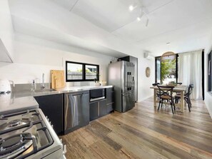 ثلاجة، ميكروويف، فرن، موقد طهي مسطح