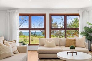 Televisión y oficina 