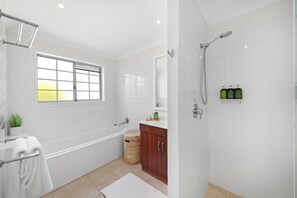 Douche, séchoir à cheveux, serviettes fournies, shampooing