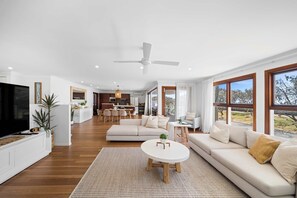 Televisión y oficina 