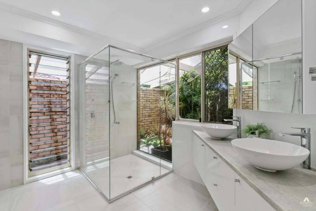 Shower, hair dryer, towels, shampoo