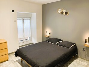 5 chambres, fer et planche à repasser, lit parapluie, Wi-Fi gratuit