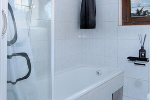 Ducha y bañera combinadas, bañera profunda, secador de pelo y toallas