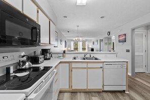 Kylskåp, mikrovågsugn, ugn och spishäll