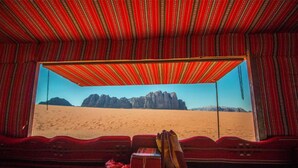 A room with a view of a desert landscape through a window. - Wadi Rum Heritage (Wadi Rum)