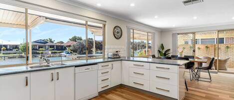 Réfrigérateur, micro-ondes, four, lave-vaisselle