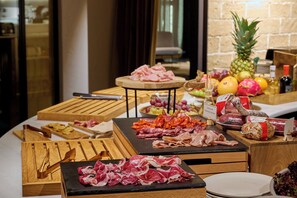 Bữa sáng buffet hàng ngày với phụ phí nhỏ 