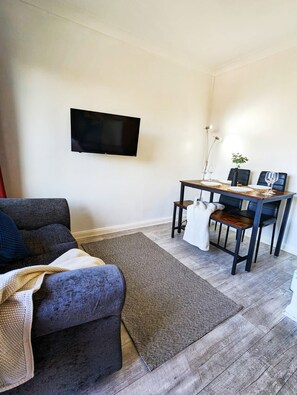 Living area - 3 bed flat | Sleeps 5 | 1 bath | Parking | Wifi (Colchester)