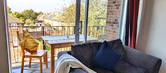 3 bed flat | Sleeps 5 | 1 bath | Parking | Wifi