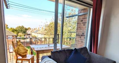 3 bed flat | Sleeps 5 | 1 bath | Parking | Wifi