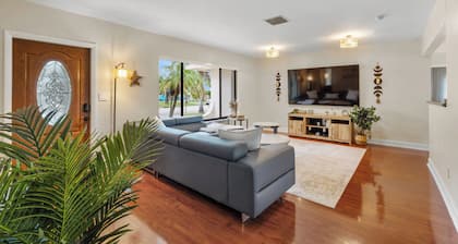 Charming Coastal Retreat: 3BDR Villa with Heated Pool near Hollywood Beach