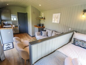 2 Schlafzimmer, individuell dekoriert, individuell eingerichtet