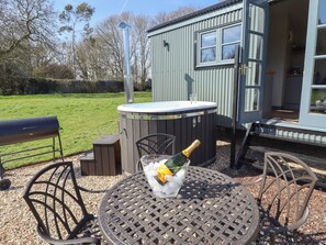 Outdoor dining - Buttercup (Grimsby)