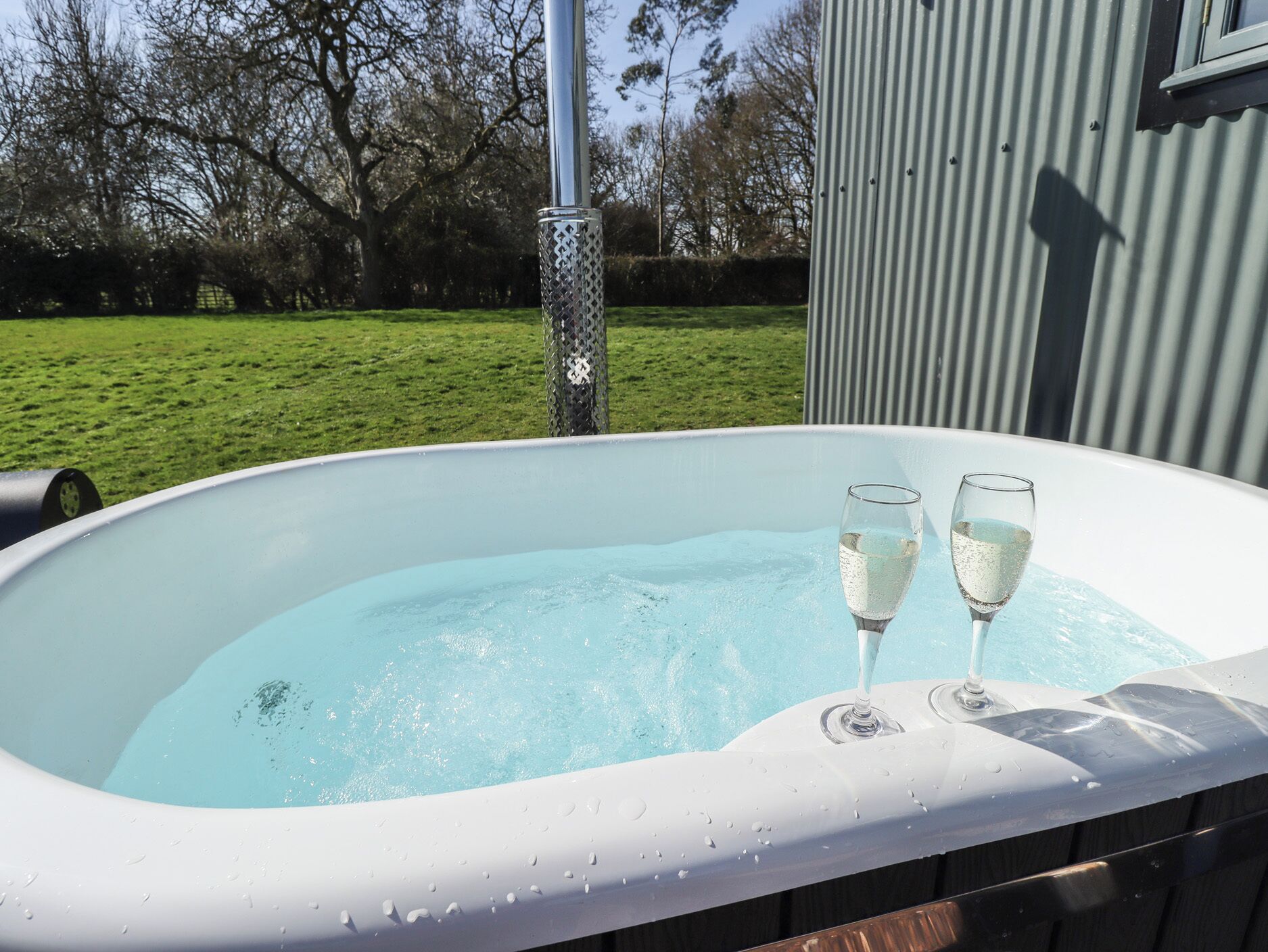 Outdoor spa tub