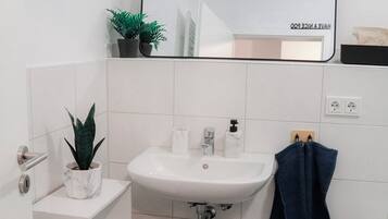 Haartrockner, Handtücher, Toilettenpapier