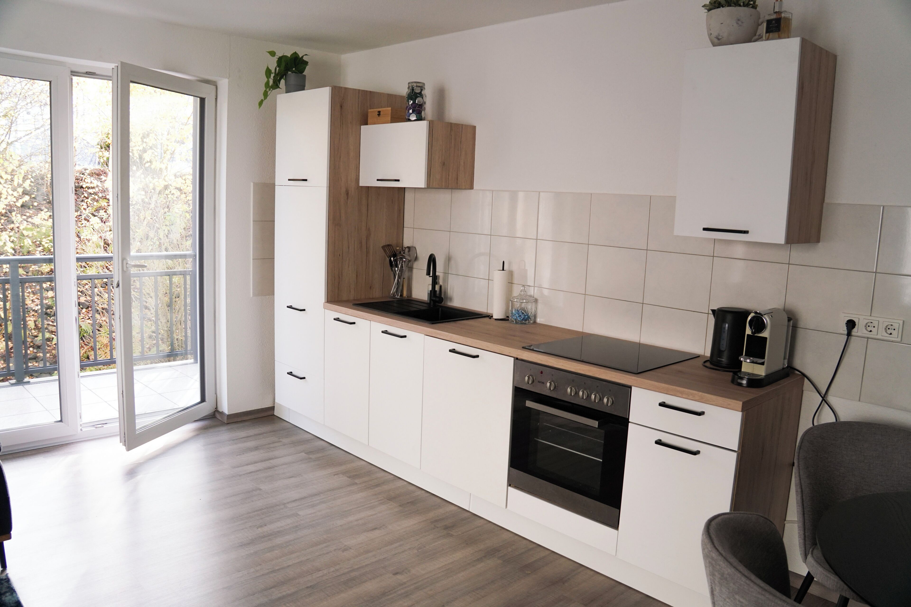 Horno, parrilla de estufa, cafetera y tetera y tetera eléctrica 