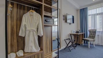 Standaard Twin kamer | Een bureau, een laptopwerkplek, verduisterende gordijnen