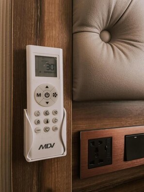 Desk, laptop workspace, blackout drapes, soundproofing - Resident Hotel Bishkek (Bishkek)