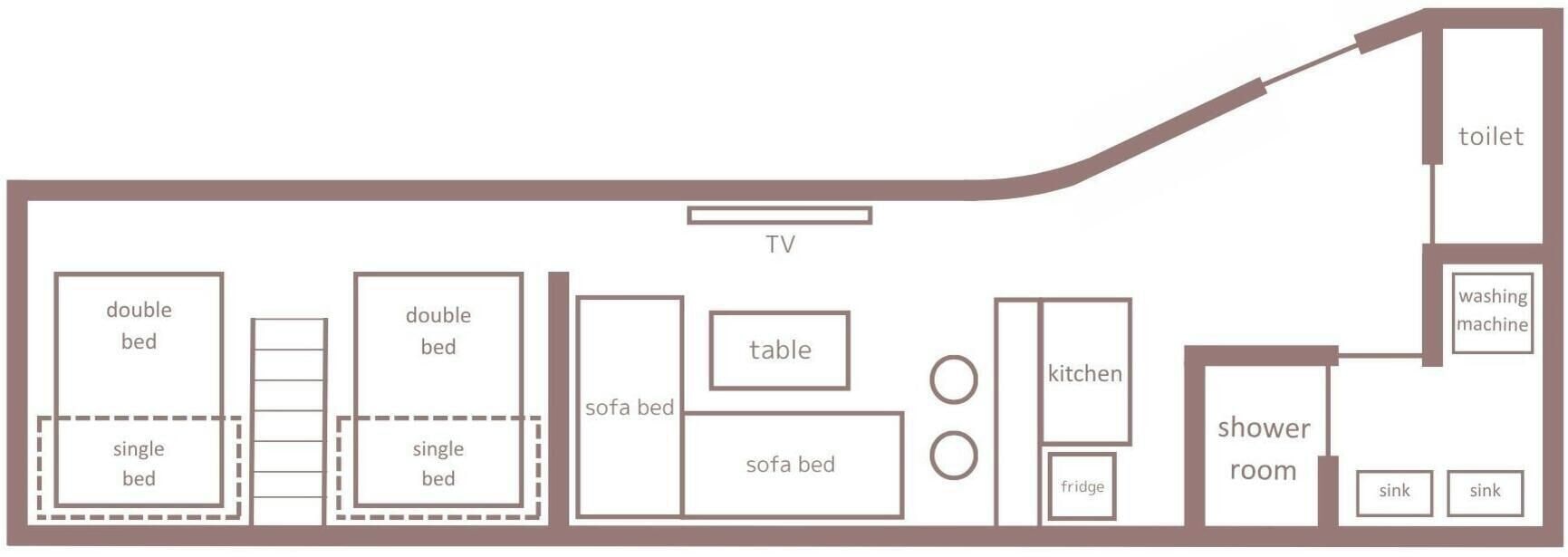 Plano de planta que muestra un televisor, camas matrimoniales, camas individuales, una cama tipo sofá, una mesa, una cocina, un refrigerador, un baño con ducha, un inodoro y una lavadora.