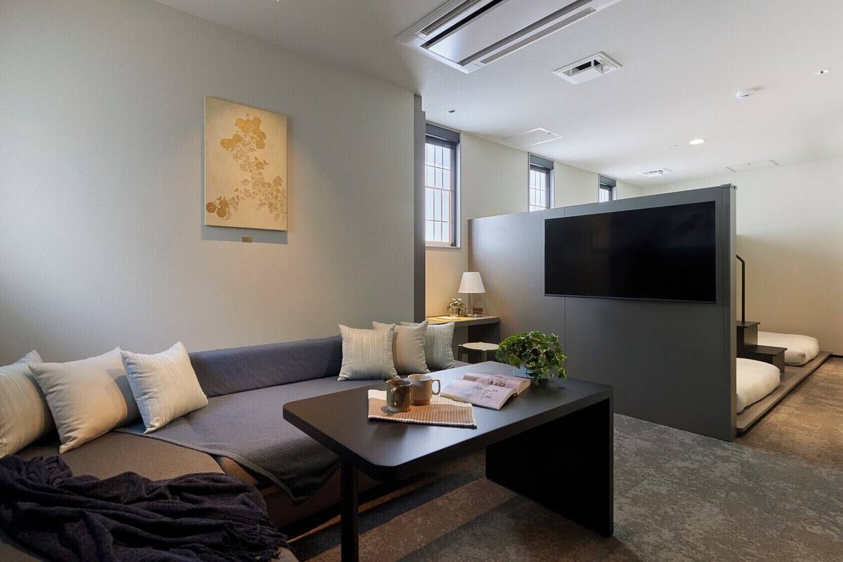 Una sala de estar moderna con un sofá, una mesa de centro y un televisor de pantalla plana.