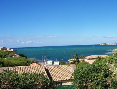 Maisonnette and garden, above beach, EXCEPTIONAL VIEW, pets welcome