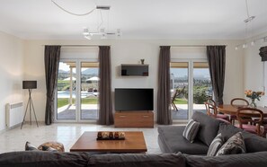 House, Patio, Mountain View | Living room