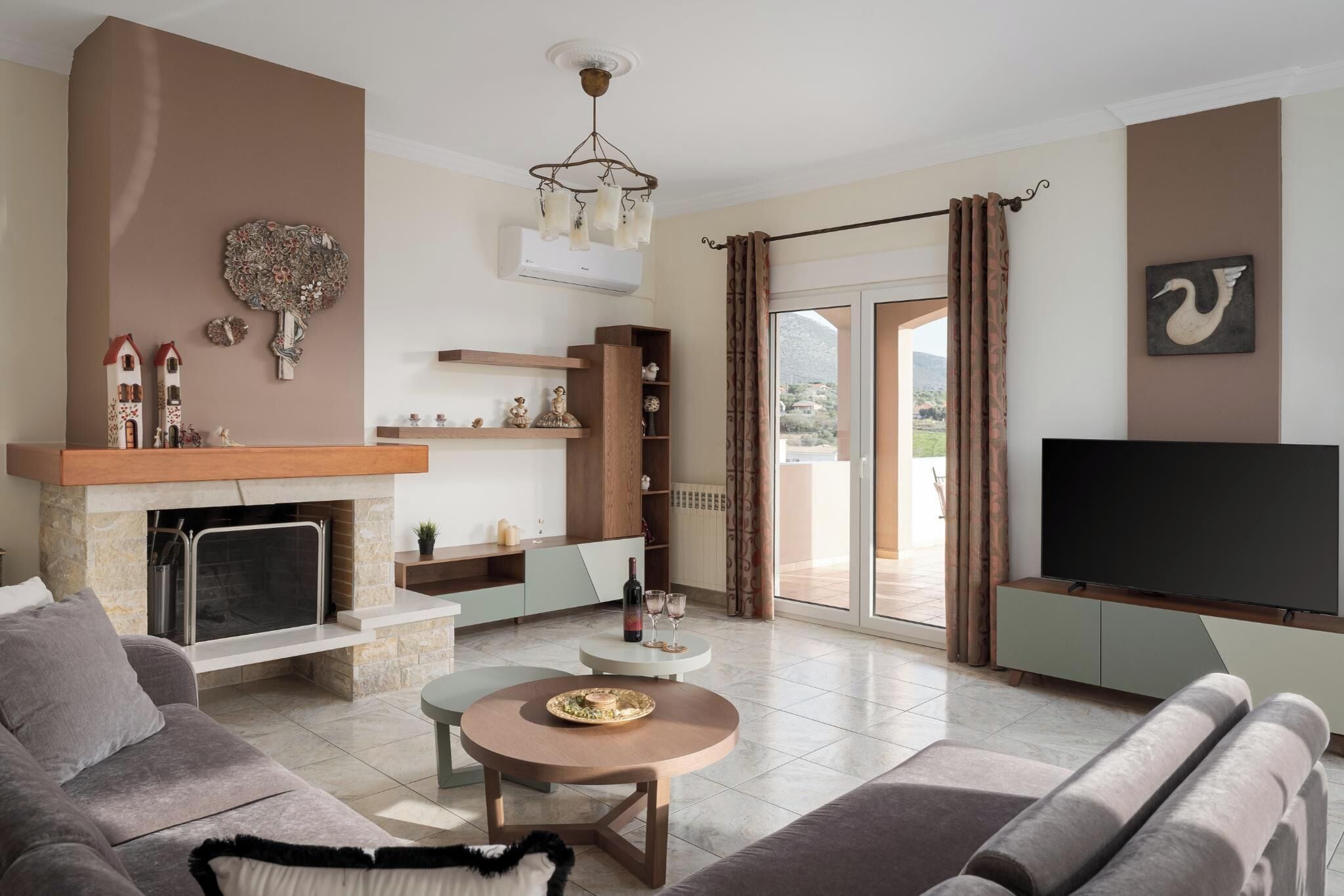 Maison, vue montagne | Salle de séjour | Télévision, cheminée, table de tennis de table, livres