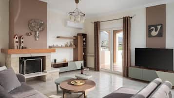 Maison, vue montagne | Salle de séjour | Télévision, cheminée, table de tennis de table, livres
