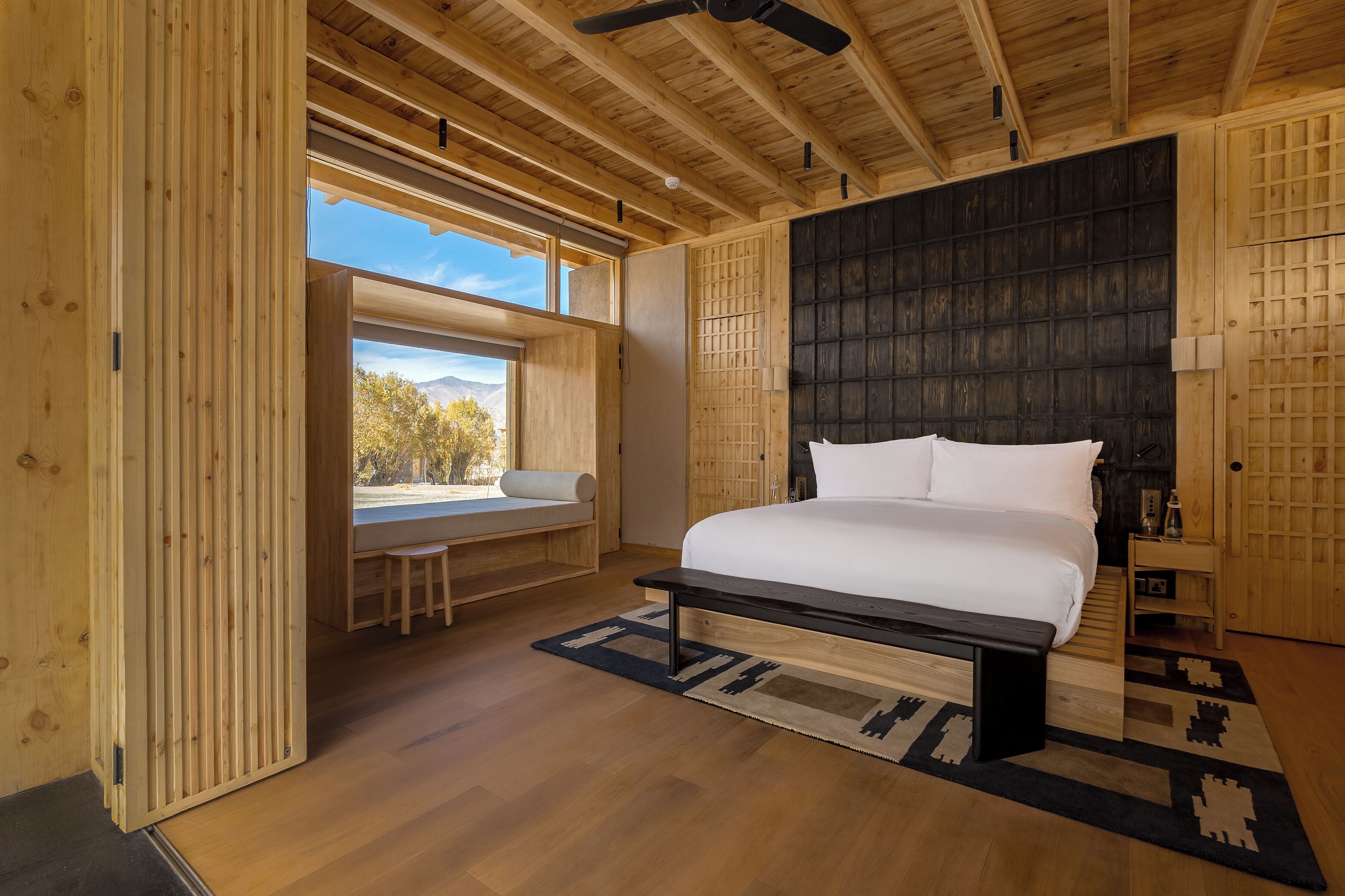 1 bedroom, premium bedding, desk, laptop workspace