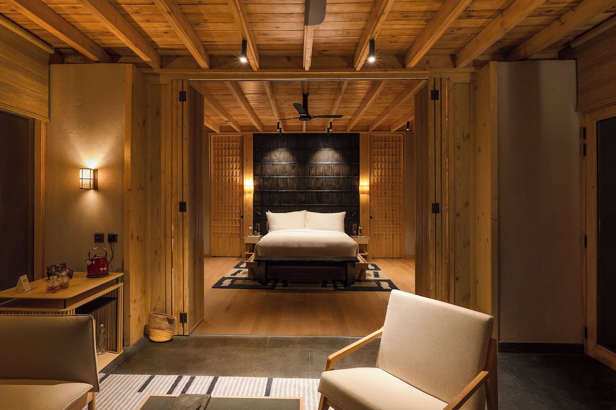 Suite superior, vista a la montaña | 1 habitación, ropa de cama de alta calidad y escritorio