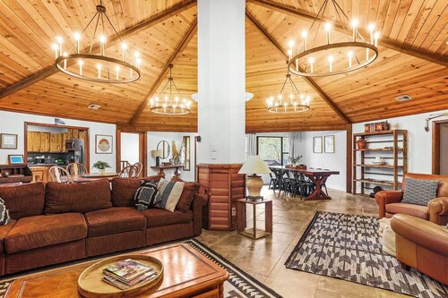 Escape to your perfect mountain getaway! Enjoy spacious accommodations with stunning lake views, game spaces in both the "Outlaw Saloon" and kid's Bunk Room, and relaxation outdoor hot tub.