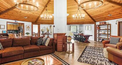 Escape to your perfect mountain getaway! Enjoy spacious accommodations with stunning lake views, game spaces in both the "Outlaw Saloon" and kid's Bunk Room, and relaxation outdoor hot tub.