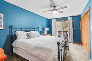 4 chambres, fer et planche à repasser, lit de bébé portatif