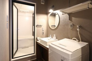 Deluxe Apartment | Bathroom