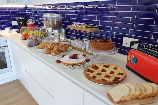 Free daily buffet breakfast
