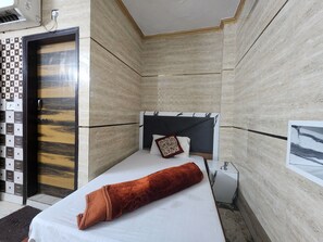 غرفة كلاسيكية للاستخدام الفردي | أغطية فراش متميزة ومكتب ومساحة عمل للكمبيوتر المحمول وواي فاي مجانًا