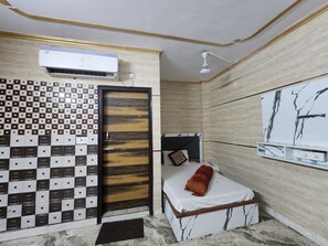 Classic Single Room | Premium bedding, desk, laptop workspace, free WiFi - Hotel Surya Inn (New Delhi)