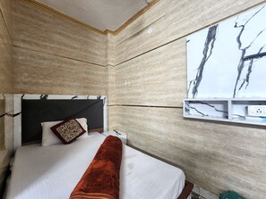 Classic Single Room | Premium bedding, desk, laptop workspace, free WiFi - Hotel Surya Inn (New Delhi)