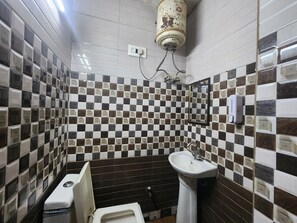 Deluxe tweepersoonskamer, 1 tweepersoonsbed | Badkamer | Een douche, handdoeken
