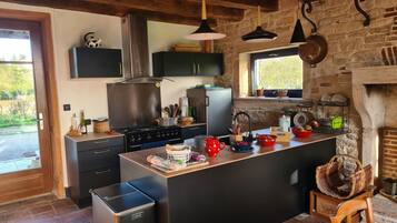 Kylskåp, mikrovågsugn, ugn och spishäll