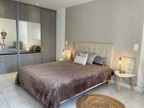 4 habitaciones, escritorio y tabla de planchar con plancha 