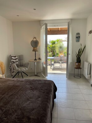 4 bedrooms, desk, iron/ironing board, travel crib