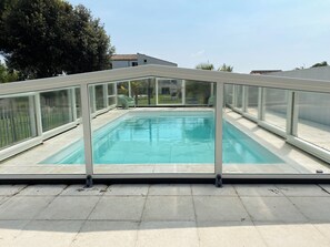 Alberca techada y alberca al aire libre