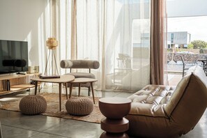 Una Smart TV, libros, un reproductor estéreo