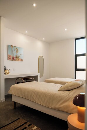 2 dormitorios, escritorio, tabla de planchar con plancha y wifi