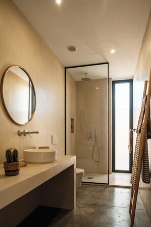 Secador de pelo, toallas, jabón y champú