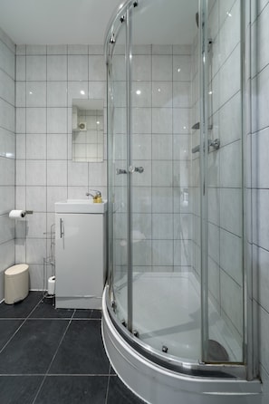 Douche, sèche-cheveux, serviettes fournies