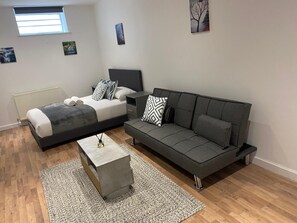 TV, offices - 2 Modern Studio Apartments in Shoreditch (London)