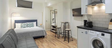 Skrivebord, strykejern/-brett, wi-fi og sengetøy