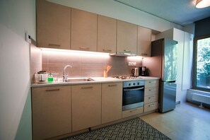 Stovetop, coffee/tea maker, cookware/dishes/utensils